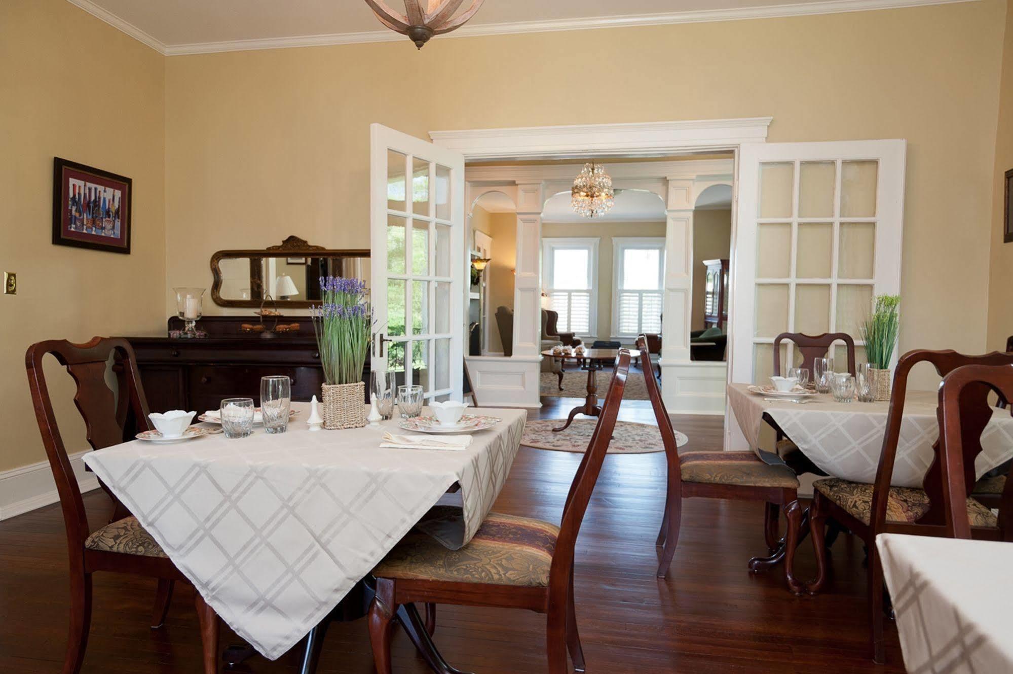Steeles Tavern Manor Bed & Breakfast Raphine Exterior photo